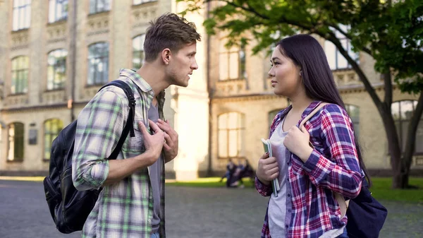 Estudante Masculino Emocional Conversando Com Namorada Perto Universidade Relacionamento — Fotografia de Stock
