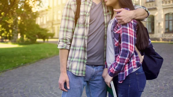 Glückliches Paar Umarmt Sich Nahe Der Universität Studenten Blicken Vielversprechende — Stockfoto