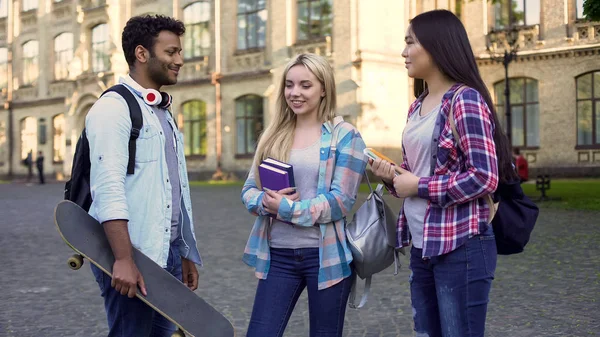 Wesoły Mężczyzna Hiszpanin Rozmawiać Dziewczynami Pobliżu College Break Przyjaźń — Zdjęcie stockowe