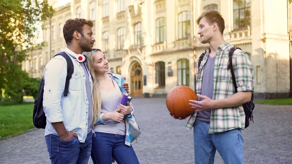 Bello Uomo Flirtare Con Ragazza Del Migliore Amico Cercando Rubare — Foto Stock