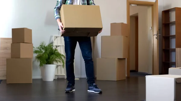 Hombre Sosteniendo Caja Cartón Moviéndose Nuevo Piso Dejando Apartamento Reubicación — Foto de Stock