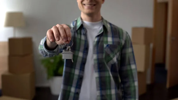 Чоловік Показує Ключ Від Квартири Доступне Кредитування Інвестиції Нерухомість — стокове фото