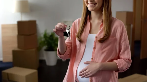 Gravid Kvinna Som Håller Nyckeln Från Nya Lägenheten Prisvärda Bankernas — Stockfoto