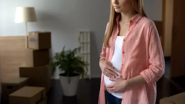 Bolesna Kobieta Ciąży Patrząc Pola Rzeczy Pozostawiając Rodzinę Męża — Zdjęcie stockowe