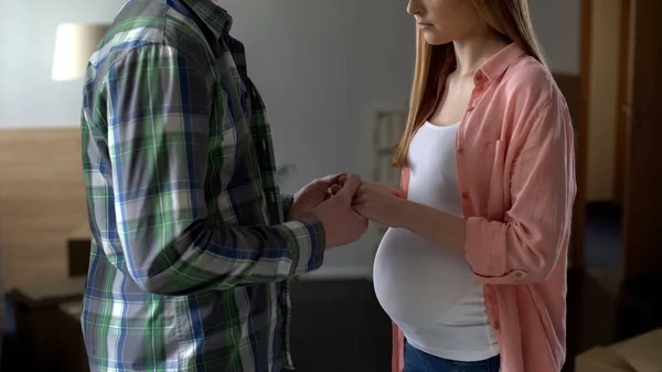 Verärgertes Schwangeres Paar Das Sich Finanziellen Schwierigkeiten Befindet — Stockfoto