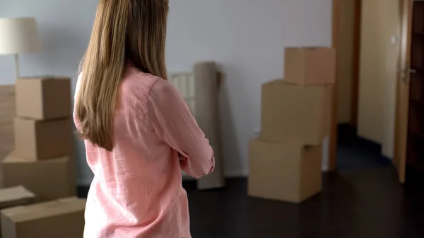 Mujer Mirando Salida Del Apartamento Falta Pago Del Préstamo Pérdida — Foto de Stock