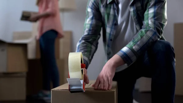 Pareja Joven Empacando Sus Cosas Cajas Pasando Del Dormitorio Propia —  Fotos de Stock