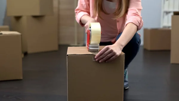 Gadis Pengepakan Kotak Dengan Barang Barang Bergerak Dari Apartemen Akhir — Stok Foto