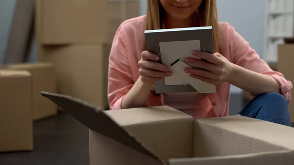 Happy Student Unpacking Things Dormitory Looking Parents Photo Family — Stock Photo, Image