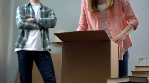 Geïrriteerde Man Vrouw Verpakking Dingen Het Verlaten Huis Verraad Uiteenvallen — Stockfoto