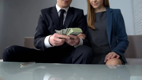 Succesvolle Paar Ontvangt Krediet Van Bank Leningen Aan Jonge Vooruitzichten — Stockfoto
