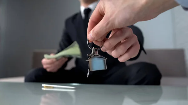 Rijke Man Nemen Toetsen Vormen Onroerende Goederenagent Nieuw Appartement Kantoor — Stockfoto