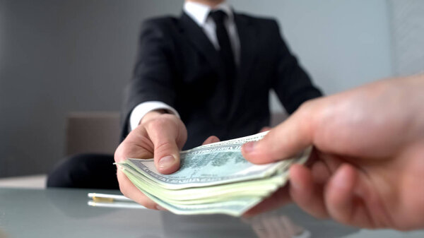 Исполнительная власть берет деньги, взяточничество и незаконный бизнес среди высших должностных лиц
