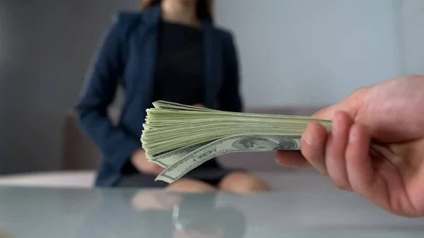Офіційні Пропонують Гроші Леді Костюмі Хабарництві Незаконному Бізнесі Корупція — стокове фото