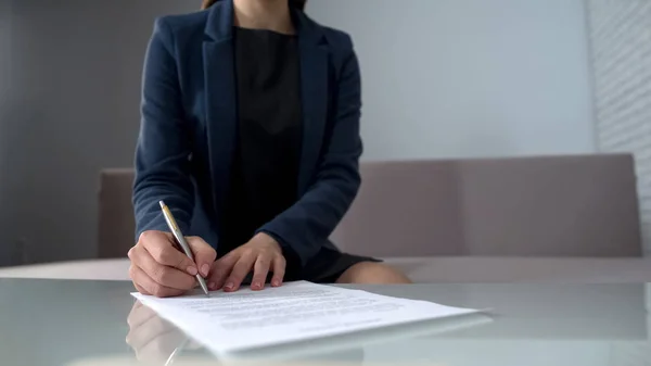 Vrouw Ondertekenen Van Documenten Voor Het Ontvangen Van Geld Nemen — Stockfoto