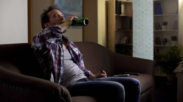 Τεμπέλης Αρσενικό Πόσιμο Εμφιαλωμένο Μπύρα Ευχαρίστηση Κάθομαι Στον Καναπέ Αλκοολισμός — Φωτογραφία Αρχείου