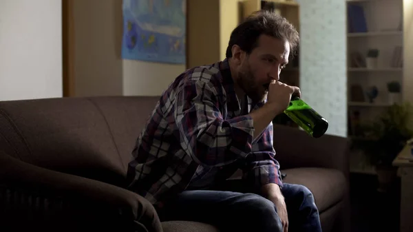 Hombre Borracho Sentado Sofá Bebiendo Cerveza Embotellada Alcoholismo Desesperación —  Fotos de Stock
