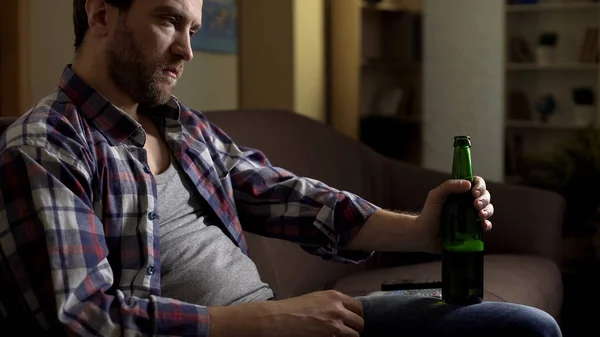 Osamělý Chlapík Sedí Pohovce Při Pohledu Pivo Alkoholismus Psychické Problémy — Stock fotografie