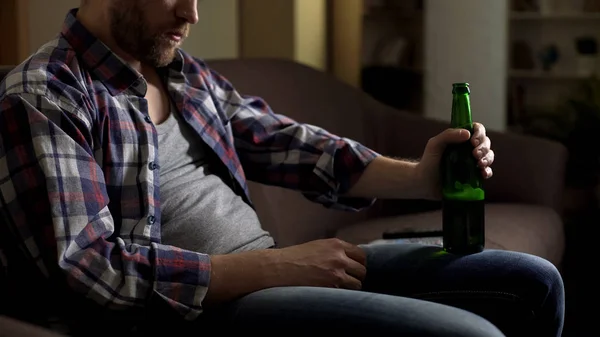 Grubby Homme Seul Sur Canapé Boire Bière Penser Des Problèmes — Photo