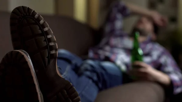 Persona Adicta Zapatos Durmiendo Sofá Con Botella Cerveza Mano Relajarse — Foto de Stock