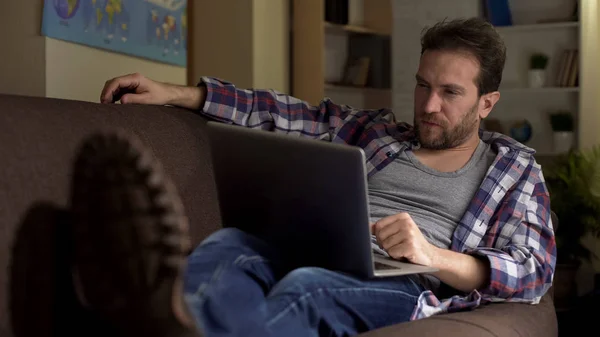 Müder Erwachsener Mann Auf Der Couch Der Konzentriert Auf Laptop — Stockfoto