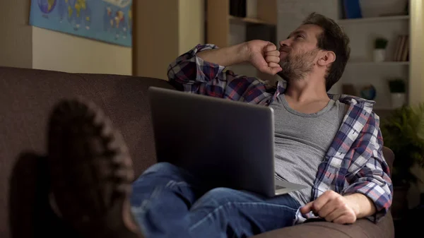 Guy Sentado Sofá Com Laptop Pensando Projeto Line Freelancer — Fotografia de Stock
