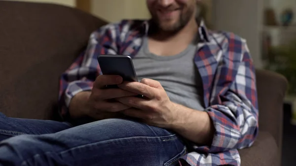 Glimlachende Man Zittend Bank Bericht Aan Het Typen Mobiele Telefoon — Stockfoto