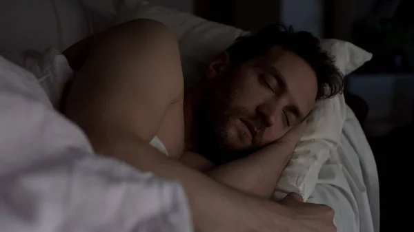 健全な睡眠 残り体力を消耗 ベッドで寝ている彼の 代の髭の男 — ストック写真