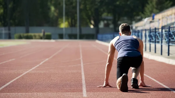 Atleta Posizione Partenza Correre Sullo Stadio Allenamento Sportivo Professionistico — Foto Stock