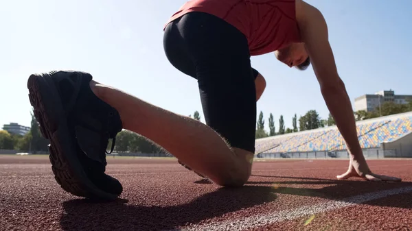 Homem Começando Sua Corrida Com Baixo Início Treinamento Para Atender — Fotografia de Stock