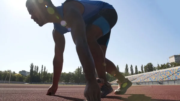 Atleta Hispânico Posição Inicial Pronto Para Correr Treinando Para Melhorar — Fotografia de Stock