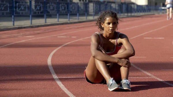 Απογοητευμένοι Αποτελέσματα Biracial Αθλήτρια Μοναχικό Κάθεται Στη Μέση Του Κομματιού — Φωτογραφία Αρχείου
