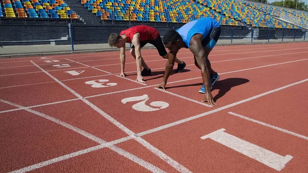 Başlama Pozisyonu Komutun Ardından Çalışmaya Hazır Içinde Çok Irklı Sporcular — Stok fotoğraf