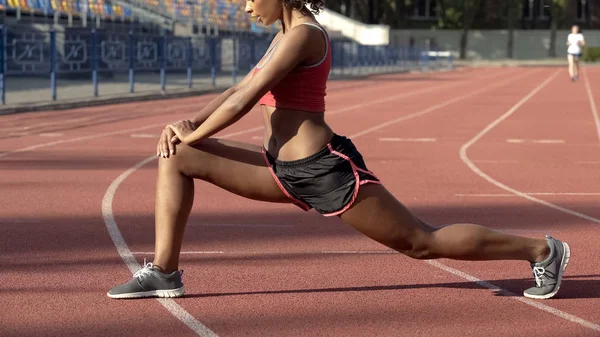 Biracial Senhora Alongamento Aquecimento Seus Músculos Perna Antes Começar Correr — Fotografia de Stock