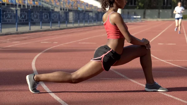 Atlet Wanita Melakukan Senam Stadion Memanaskan Otot Untuk Kompetisi — Stok Foto