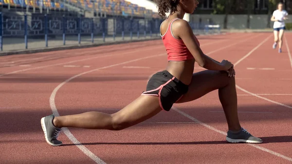 Atleta Feminina Fazendo Ginástica Estádio Aquecendo Músculos Para Competição — Fotografia de Stock