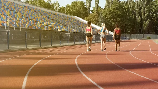 Tiga Gadis Sportif Berjalan Trek Stadion Setelah Berolahraga Tim Bersantai — Stok Foto