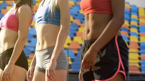 Apto Meninas Preparando Para Competição Esportiva Fazendo Exercícios Físicos Estádio — Fotografia de Stock