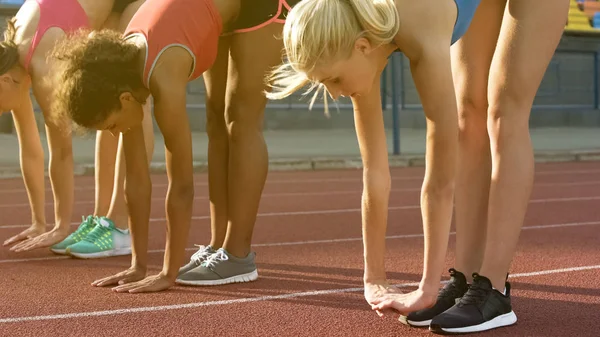 Γυναικεία Τρέξιμο Ομάδα Διατάσεις Και Προθέρμανση Προετοιμασία Για Αγώνα Ομαδικό — Φωτογραφία Αρχείου