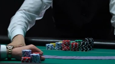 Profesyonel krupiye toplama oyun kağıtları tablo yavaş hareket, kumar