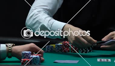 Erkek casino işçi ilgili kartları ve onun el, şans ve talih kontrol oyuncu