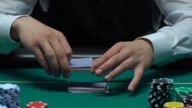 Erkek krupiye aksaklık kartları ve gösteren elmas ace, casino hileler, blöf