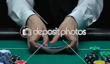 Karıştırma ve elmas ace out, başarı ve şans alarak profesyonel poker satıcı