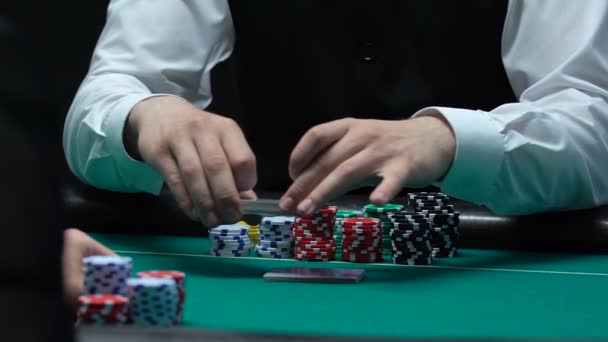 Croupier シャッフル カード火かき棒プレーヤー テーブルの上のカジノのチップを賭ける — ストック動画