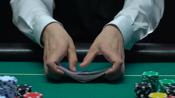 Профессиональный Дилер Покера Перетасовывает Вытаскивает Алмазного Туза Успех Удачу — стоковое видео