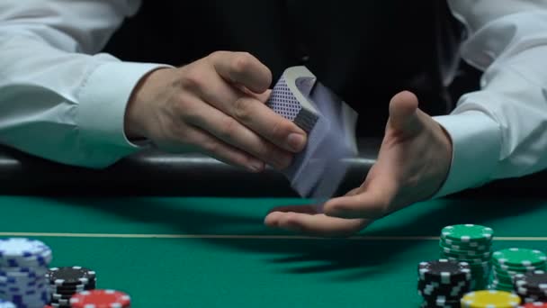 经验丰富的赌场副主持人显示钻石王牌 赢得机会 — 图库视频影像