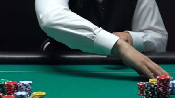 Geschickter Casino Dealer Der Deckkarten Verteilt Und Auf Dem Tisch — Stockvideo