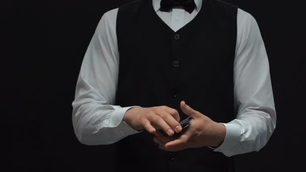 Polizei Legt Casino Dealer Handschellen Der Karten Fälscht — Stockvideo