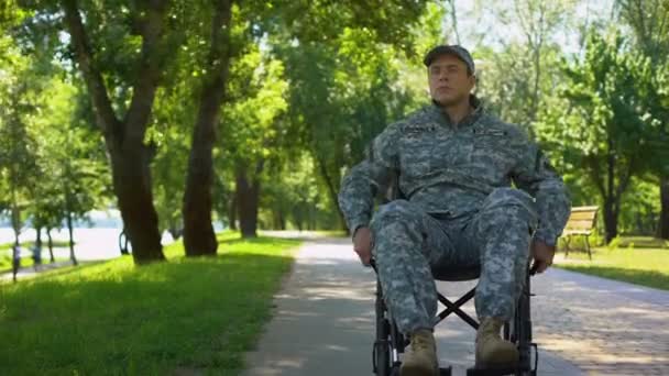 Joven Discapacitado Uniforme Militar Que Mueve Silla Ruedas Parque Ciudad — Vídeos de Stock