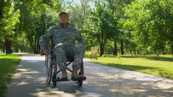 Veterano Militar Americano Movendo Cadeira Rodas Parque Cidade Programa Cuidados — Vídeo de Stock